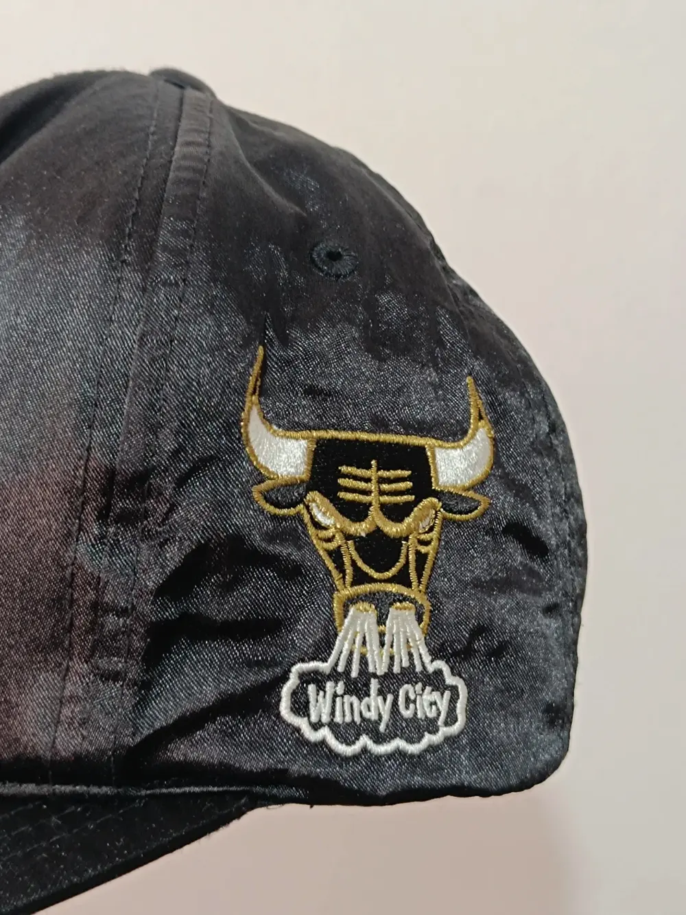Gorra mitchell & ness chicago bulls windy city hwc snapback satin negro oro nba, foto 3