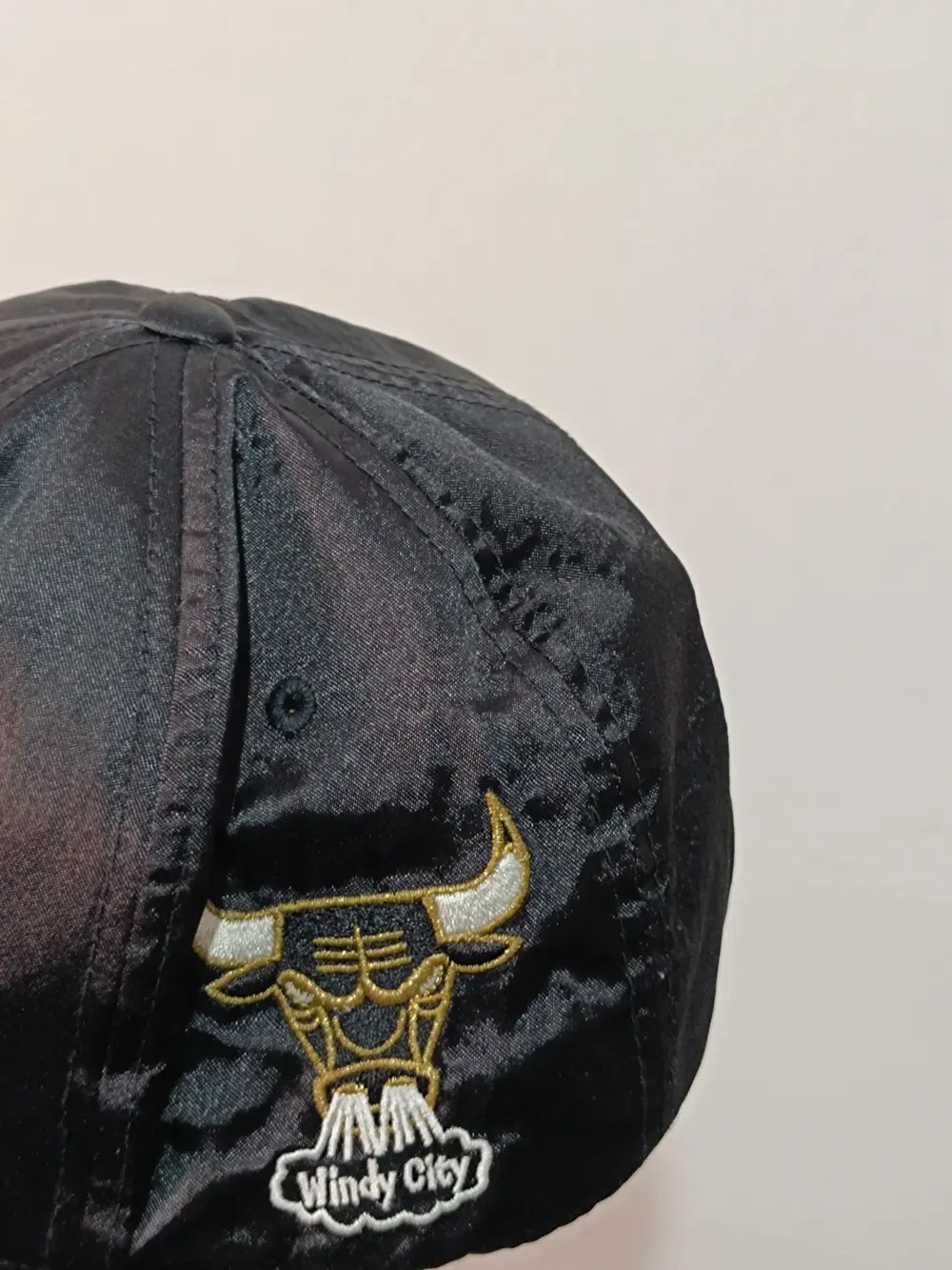 Gorra mitchell & ness chicago bulls windy city hwc snapback satin negro oro nba, foto 4