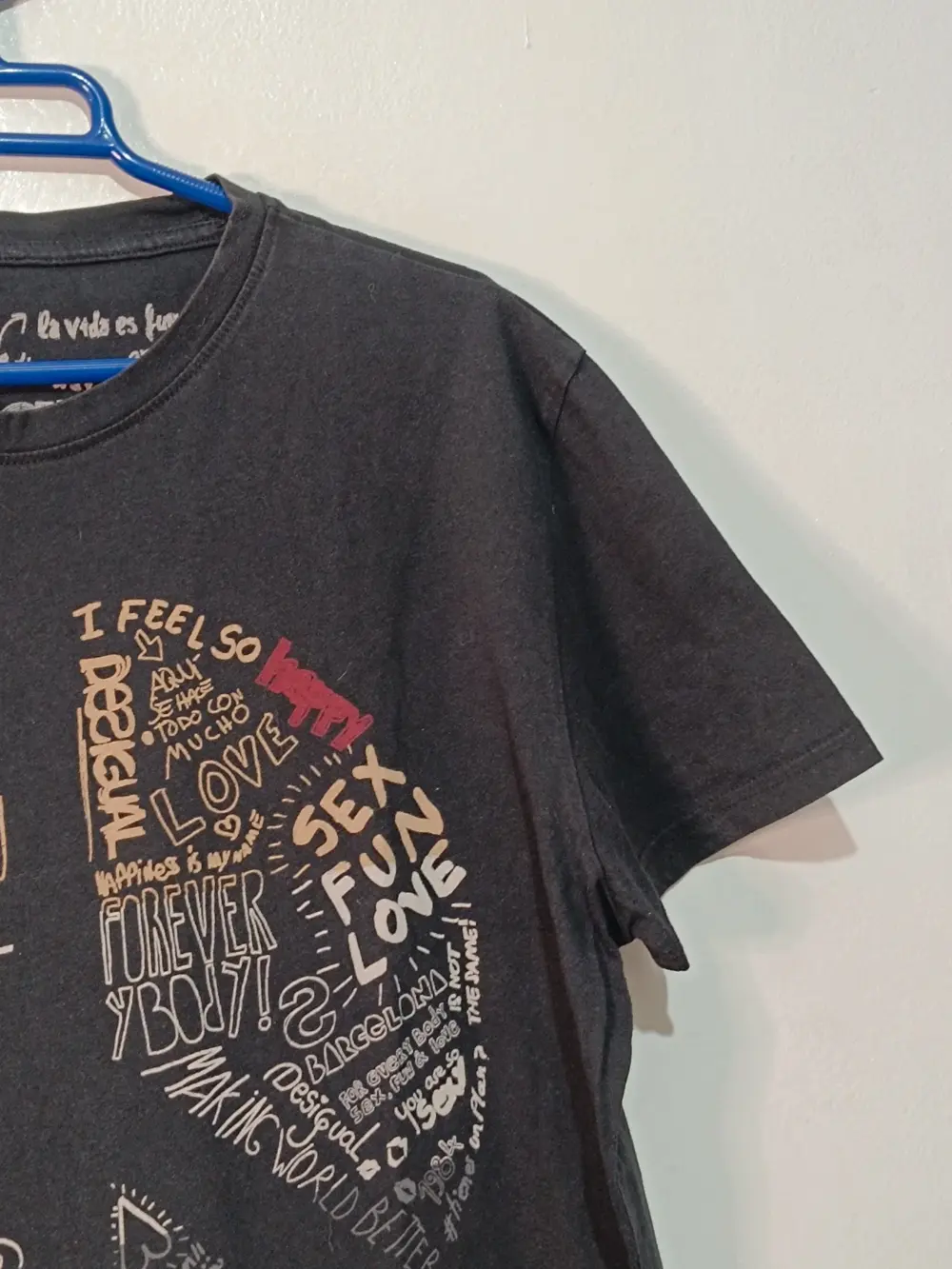 Camiseta Desigual Negra - Símbolo de la Paz / Graffiti - Talla XL (Sirve para L), foto 3