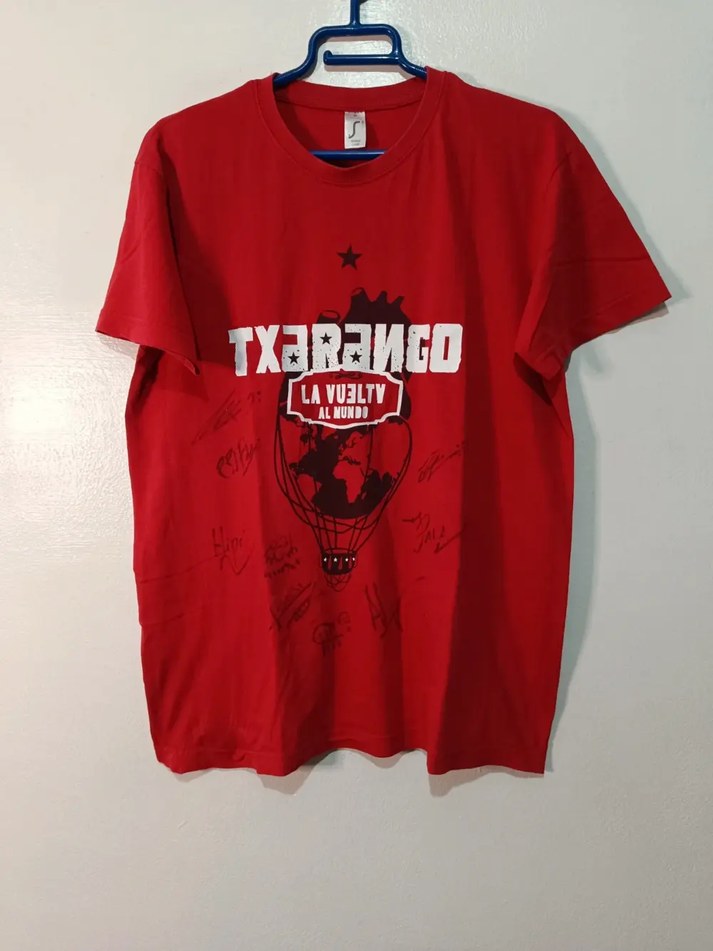 Camiseta Txarango "La Vuelta al Mundo" firmada por la banda (Hipi, Palà y más) Talla M