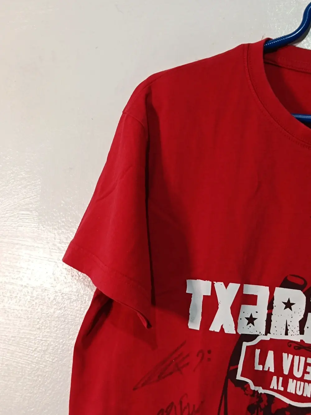 Camiseta Txarango "La Vuelta al Mundo" firmada por la banda (Hipi, Palà y más) Talla M, foto 3