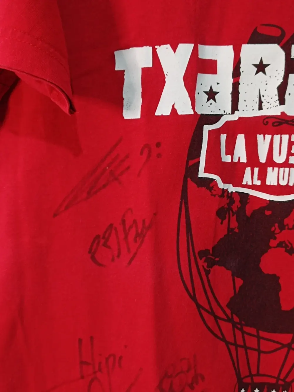 Camiseta Txarango "La Vuelta al Mundo" firmada por la banda (Hipi, Palà y más) Talla M, foto 5