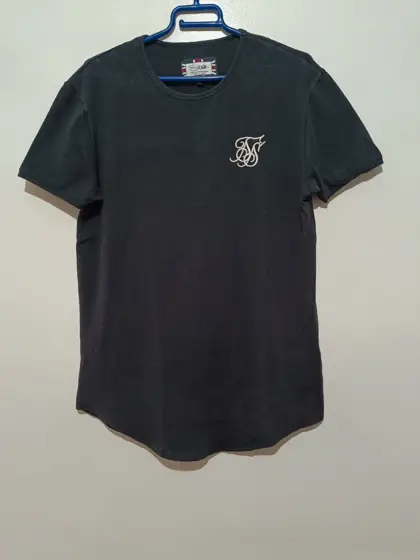 Camiseta SikSilk Negra Bajo Curvo Talla M Logo Bordado