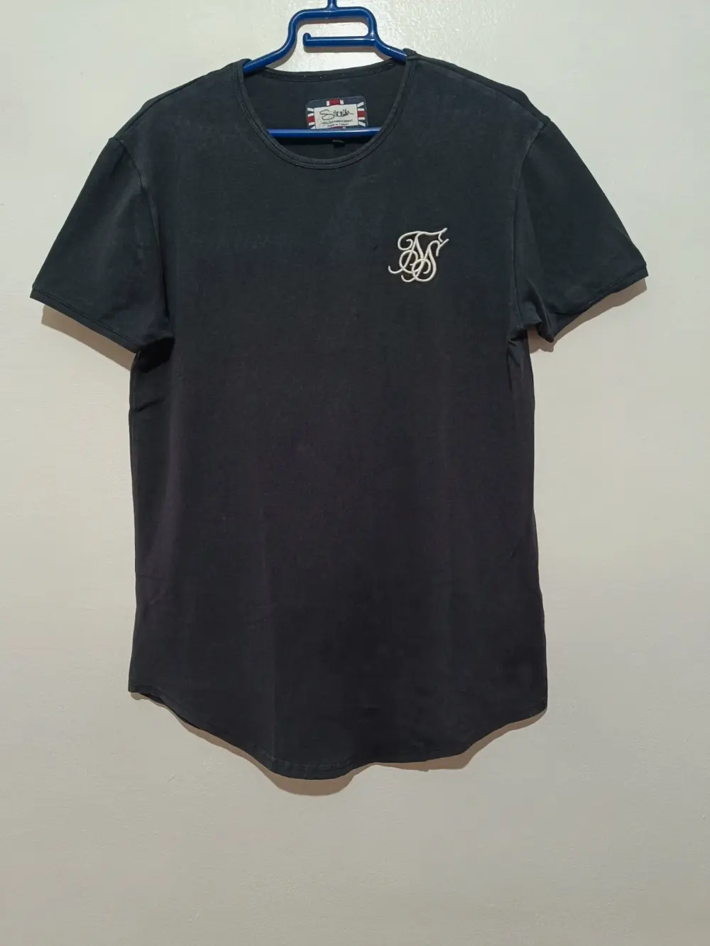 Camiseta SikSilk Negra Bajo Curvo Talla M Logo Bordado
