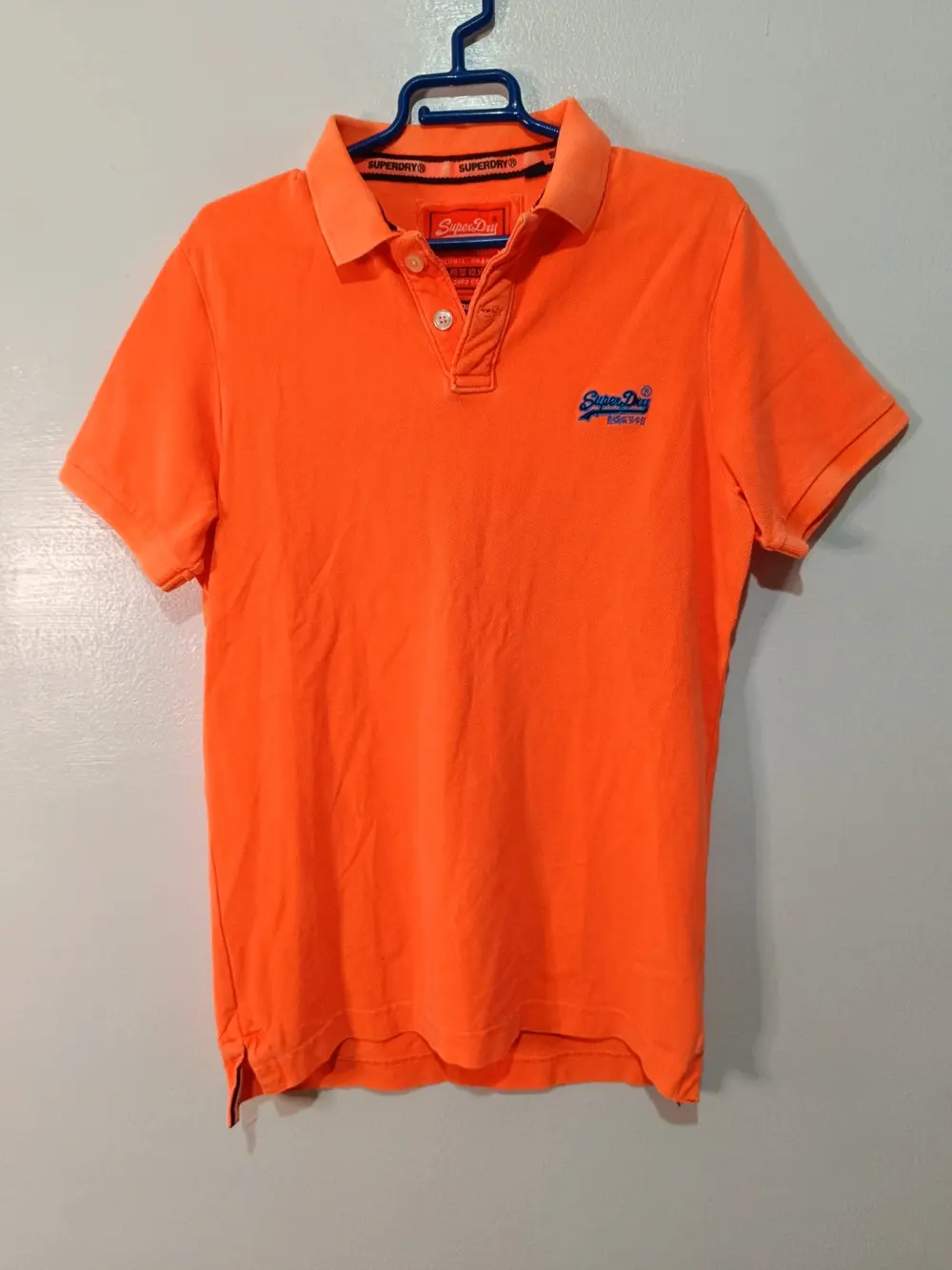 Polo Superdry naranja neon talla M