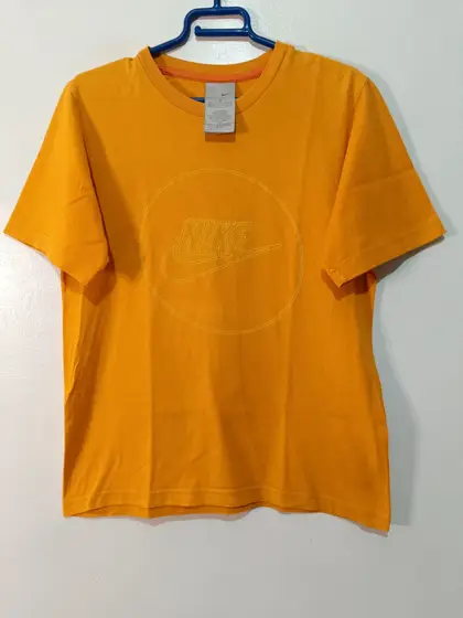 Camiseta Nike Sportswear Logo Bordado Tonal Naranja Mostaza- Talla S