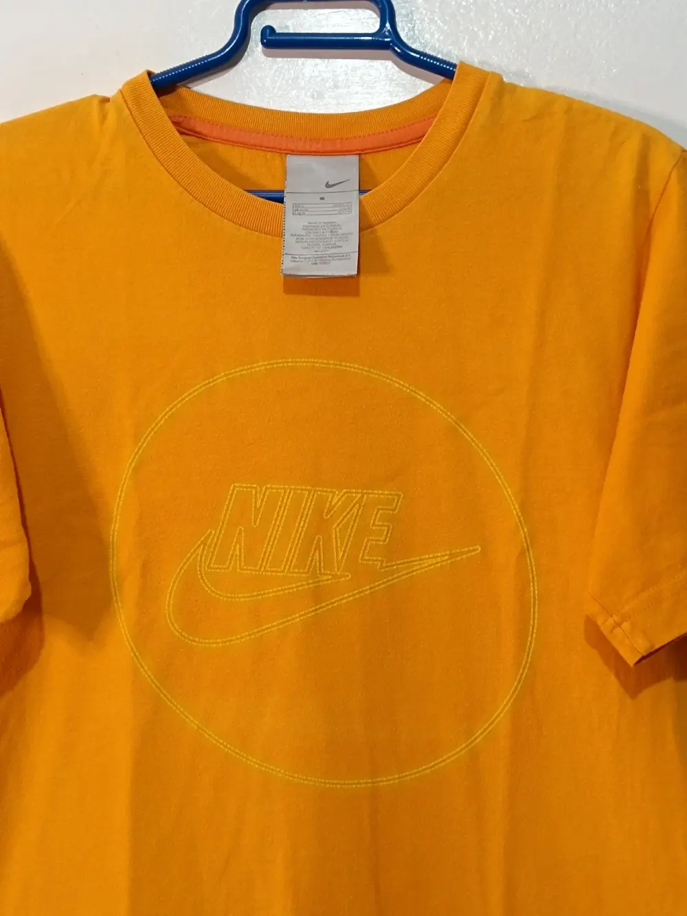 Camiseta Nike Sportswear Logo Bordado Tonal Naranja Mostaza- Talla S, foto 2