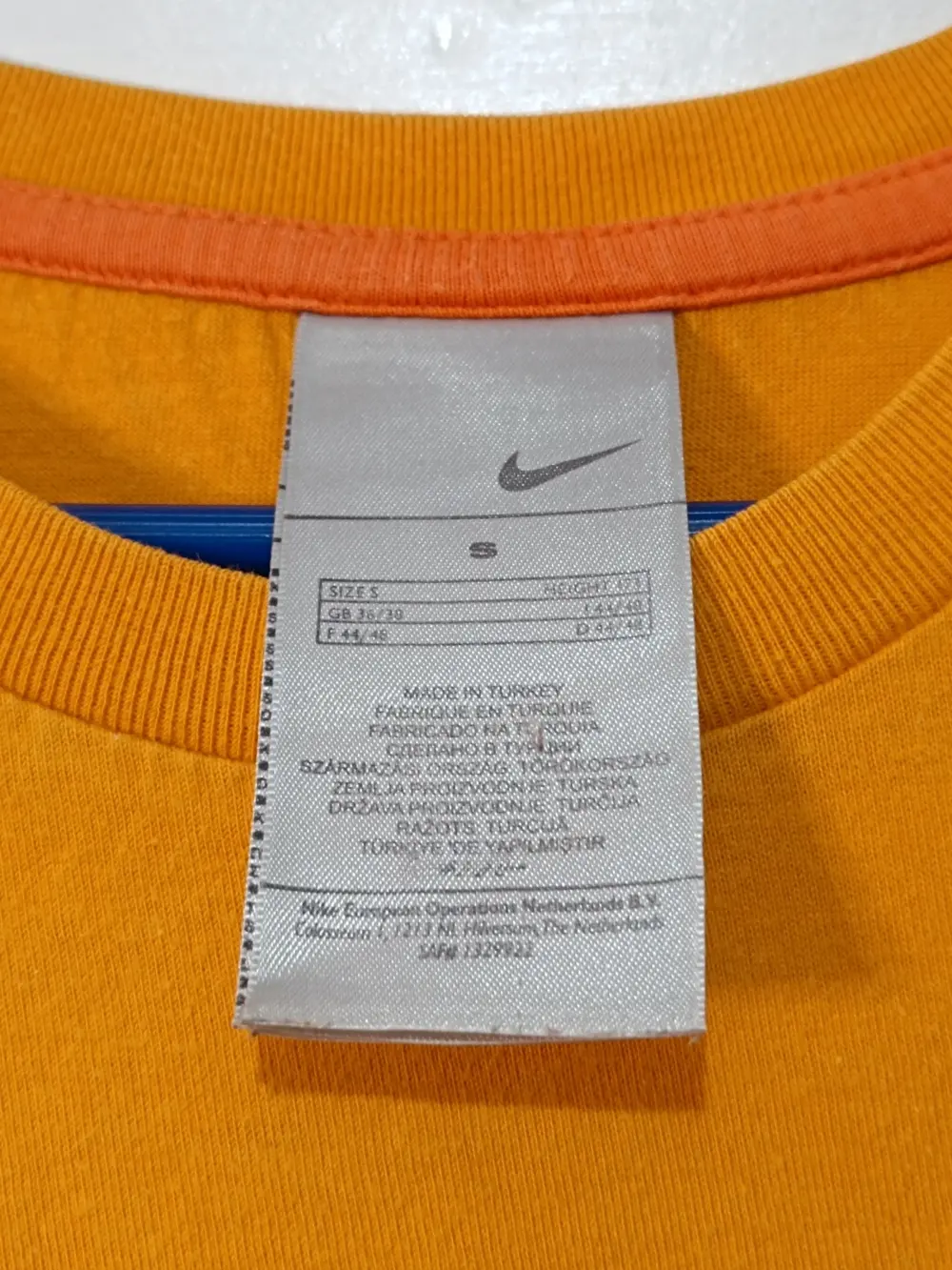 Camiseta Nike Sportswear Logo Bordado Tonal Naranja Mostaza- Talla S, foto 5