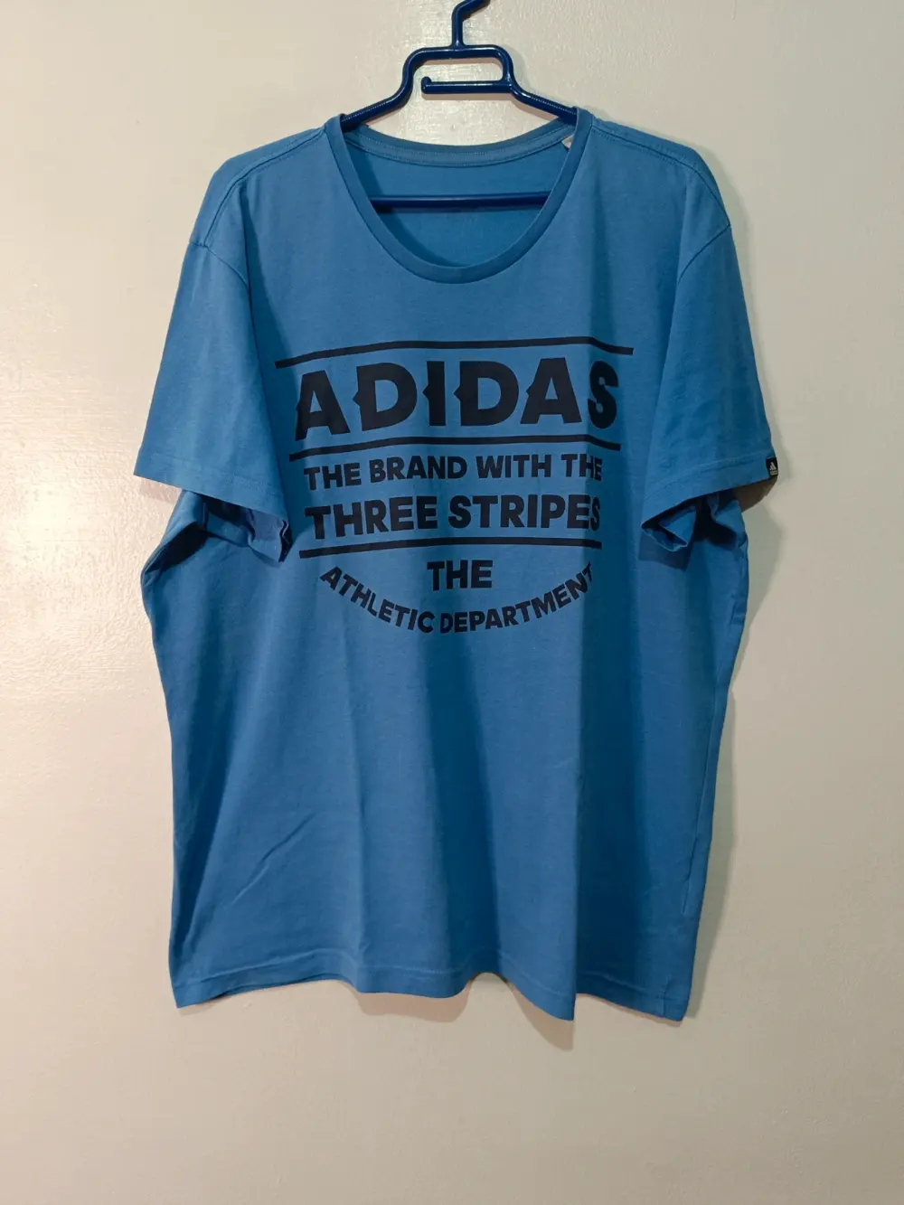 Camiseta Adidas "The Brand With The Three Stripes" talla XL ver medidas
