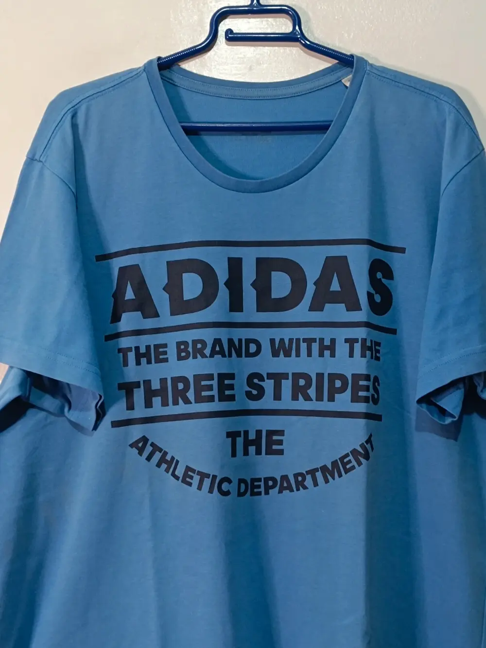 Camiseta Adidas "The Brand With The Three Stripes" talla XL ver medidas, foto 3