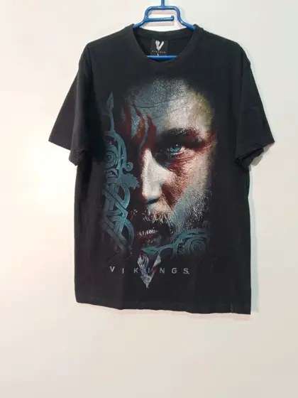 Camiseta Vikings Ragnar Lothbrok en el frontal y Bjorn en la espalda talla L ver medidas