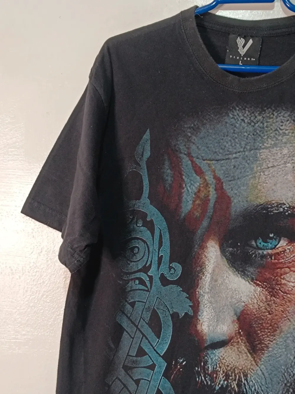 Camiseta Vikings Ragnar Lothbrok en el frontal y Bjorn en la espalda talla L ver medidas, foto 2