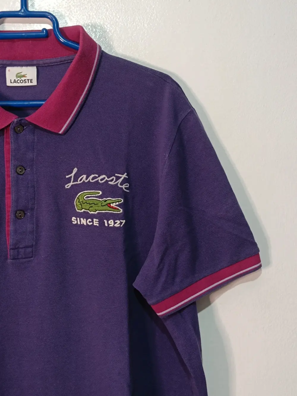Polo Lacoste "Since 1927" Morado talla XL ver medidas, foto 2