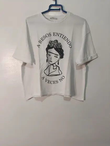 Camiseta Stradivarius Frida Kahlo "A besos entiendo a veces no" Talla L