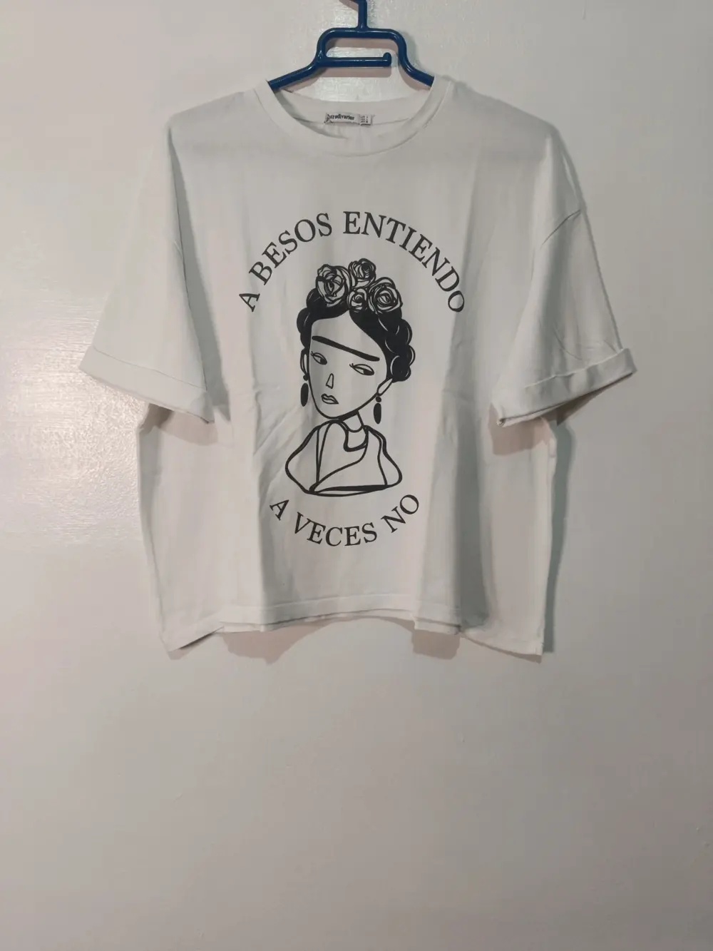 Camiseta Stradivarius Frida Kahlo "A besos entiendo a veces no" Talla L