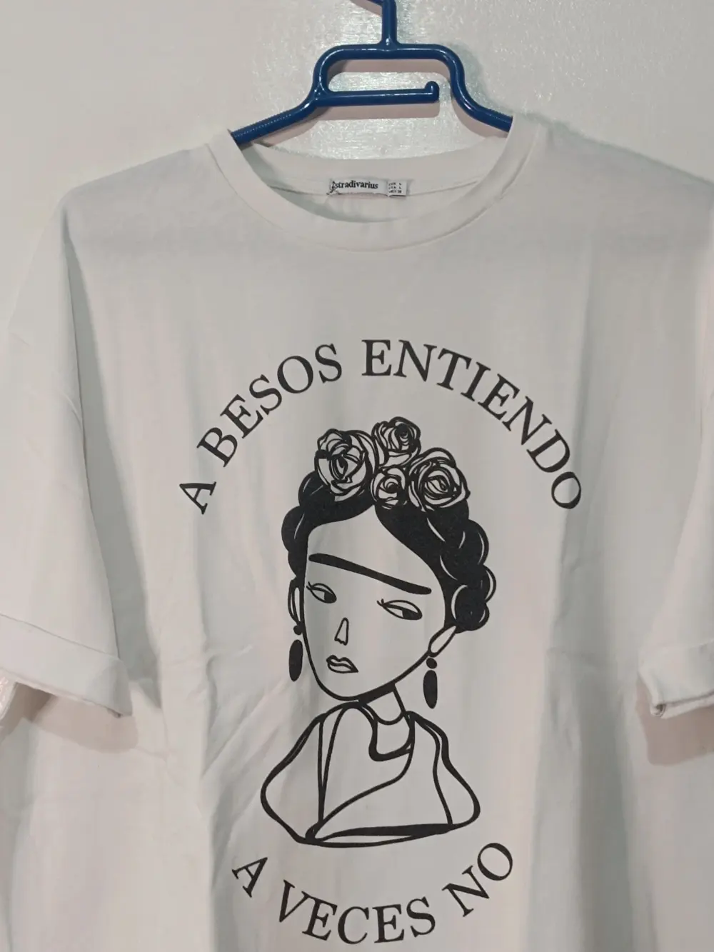 Camiseta Stradivarius Frida Kahlo "A besos entiendo a veces no" Talla L, foto 2