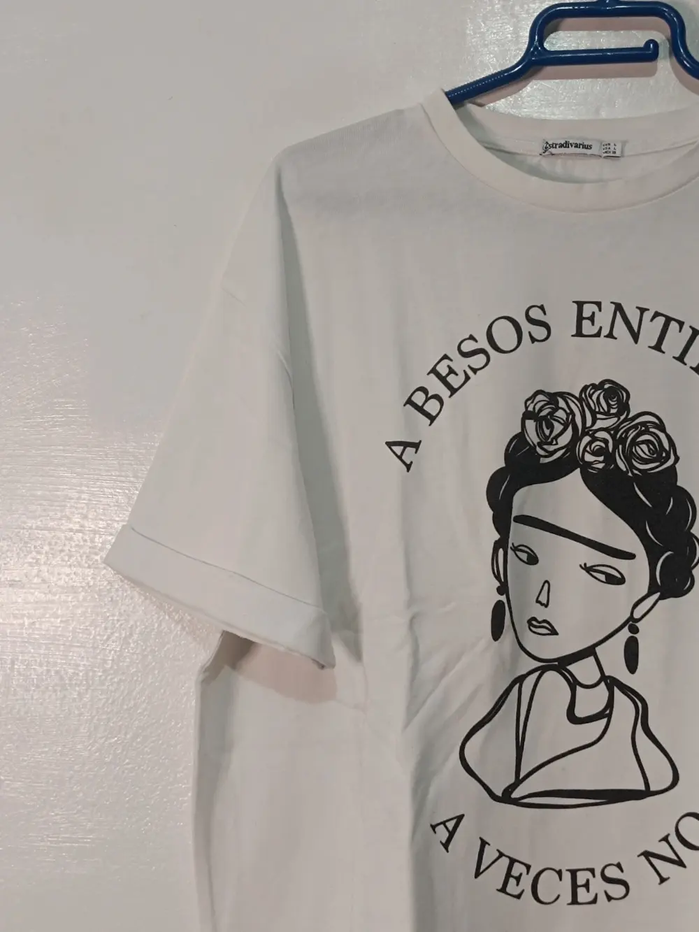 Camiseta Stradivarius Frida Kahlo "A besos entiendo a veces no" Talla L, foto 3