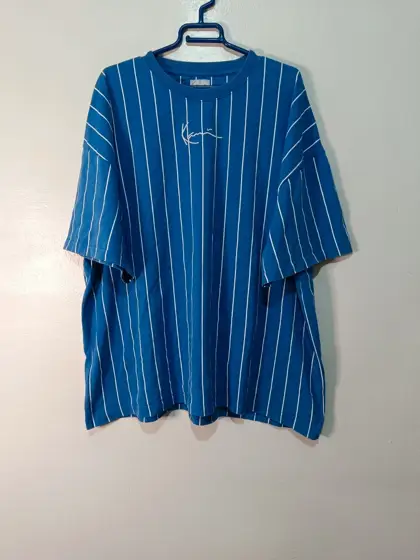 Camiseta Karl Kani Oversize Raya Diplomática Azul – Talla L