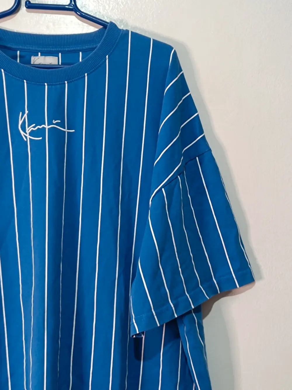 Camiseta Karl Kani Oversize Raya Diplomática Azul – Talla L, foto 2