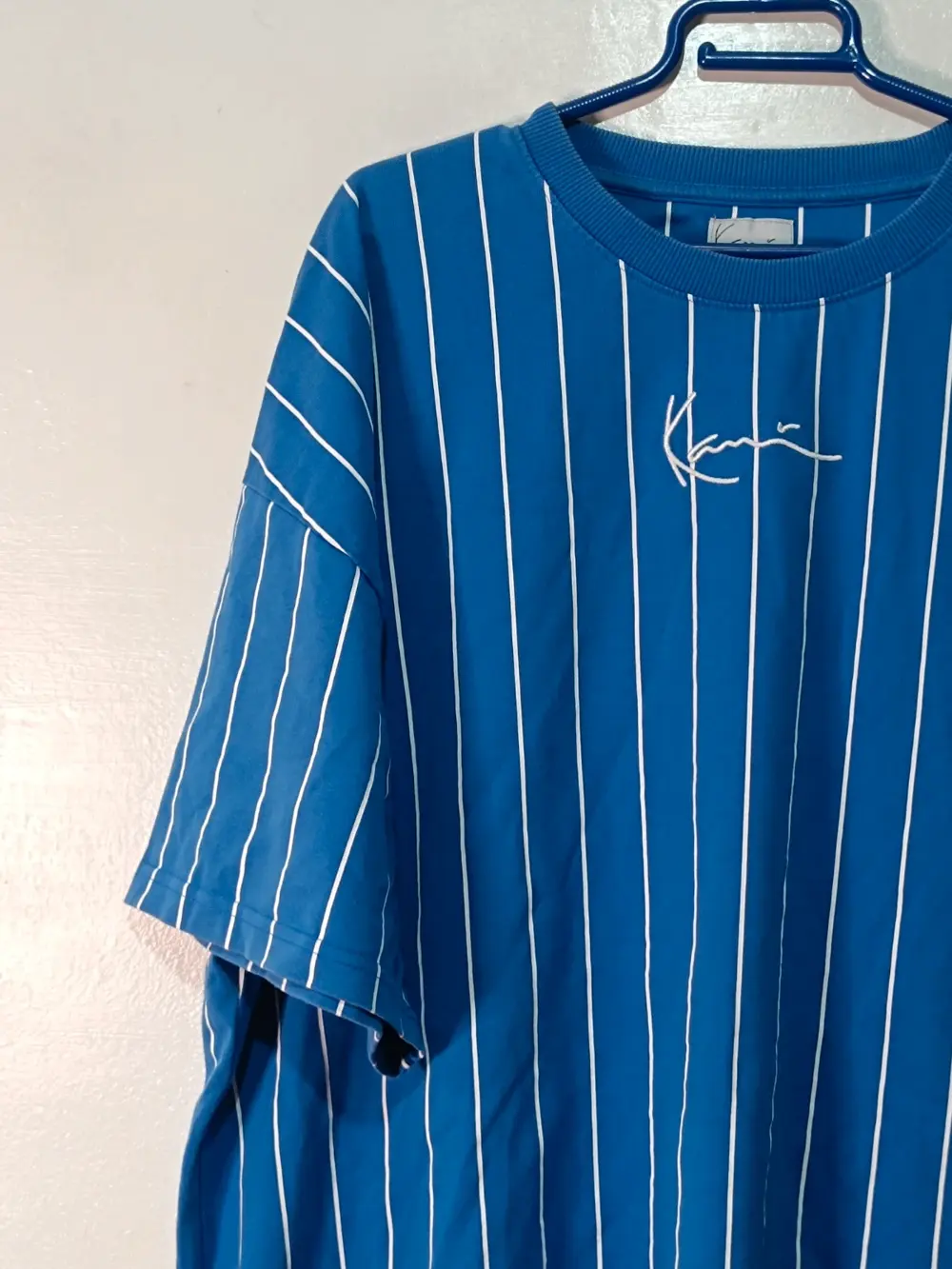 Camiseta Karl Kani Oversize Raya Diplomática Azul – Talla L, foto 3