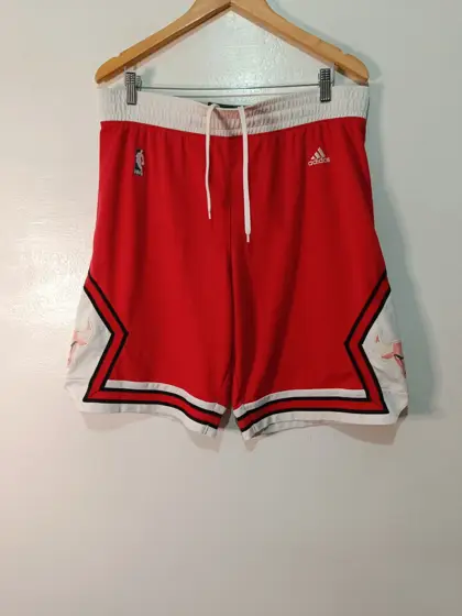 Pantalón Corto Adidas NBA Chicago Bulls Rojo Talla M (Fit L / XL)