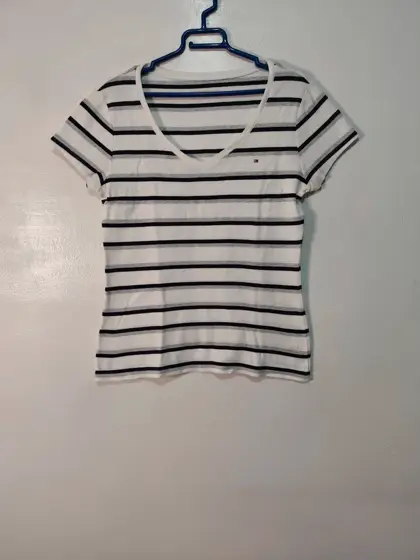 Camiseta Tommy Hilfiger a Rayas con Cuello en V Talla L