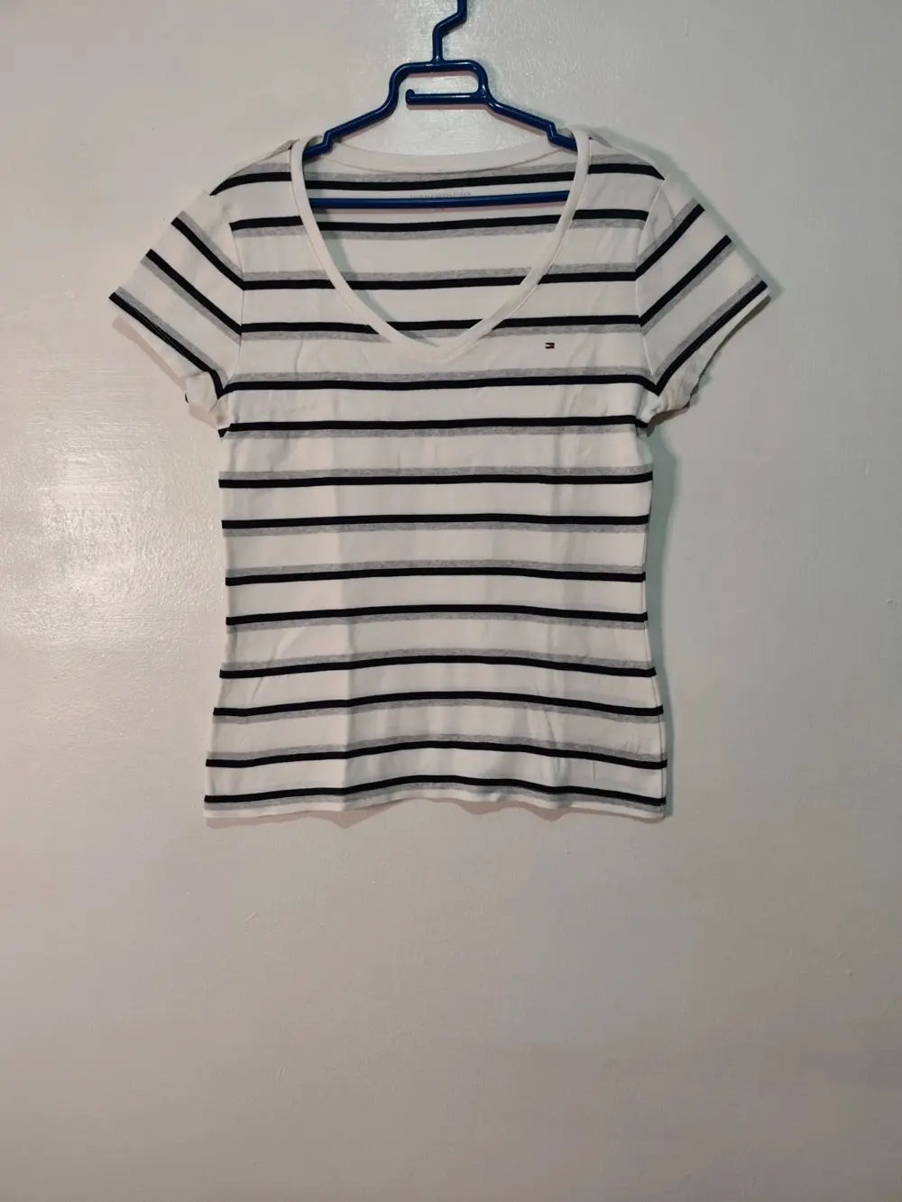 Camiseta Tommy Hilfiger a Rayas con Cuello en V Talla L