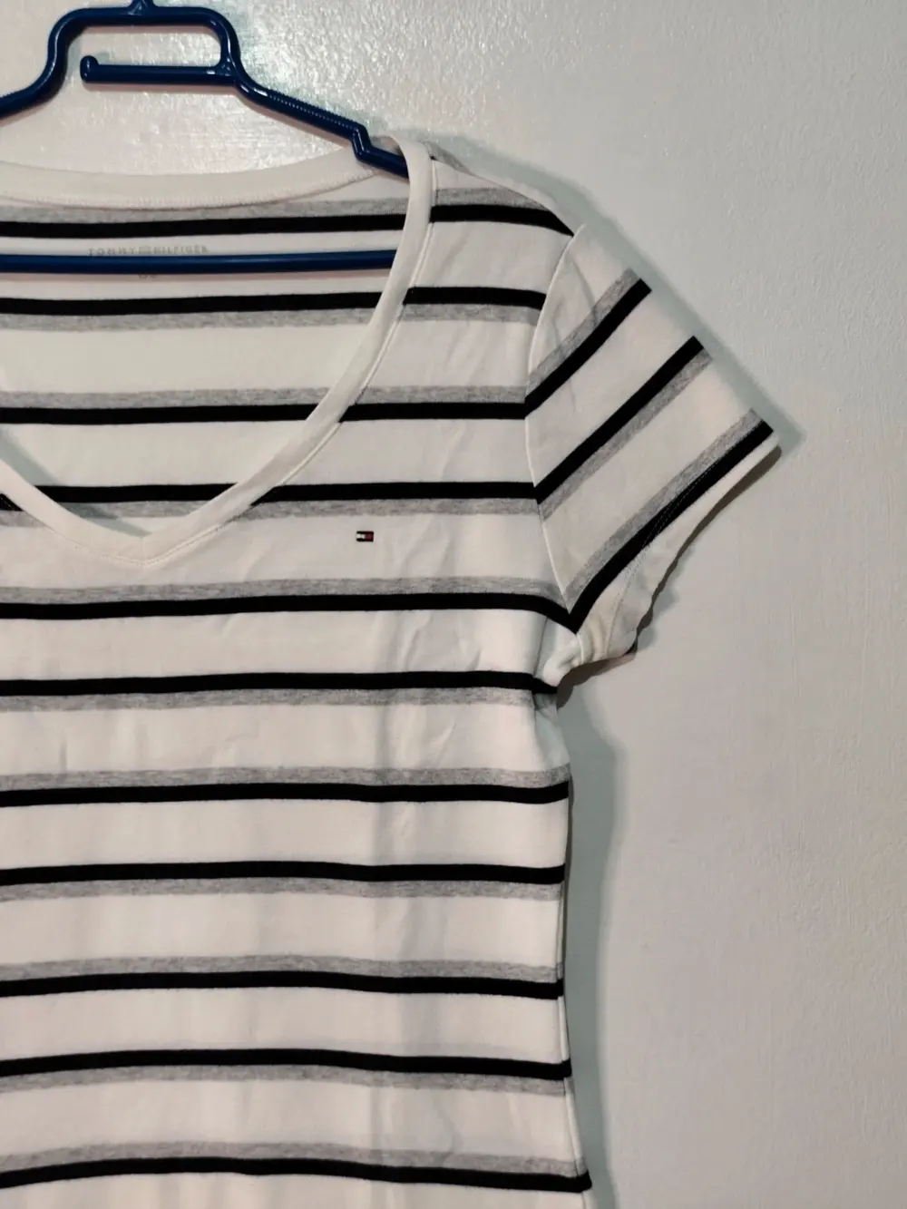 Camiseta Tommy Hilfiger a Rayas con Cuello en V Talla L, foto 2