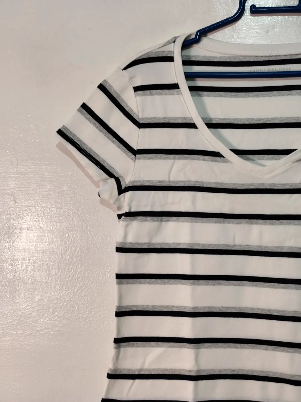 Camiseta Tommy Hilfiger a Rayas con Cuello en V Talla L, foto 3