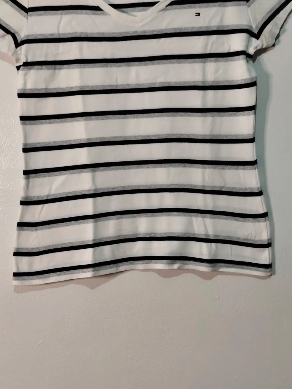 Camiseta Tommy Hilfiger a Rayas con Cuello en V Talla L, foto 4