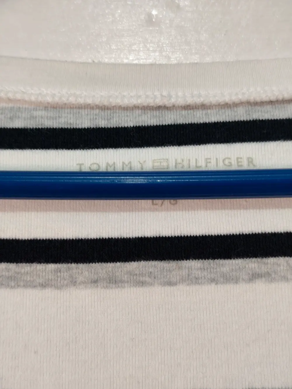 Camiseta Tommy Hilfiger a Rayas con Cuello en V Talla L, foto 5